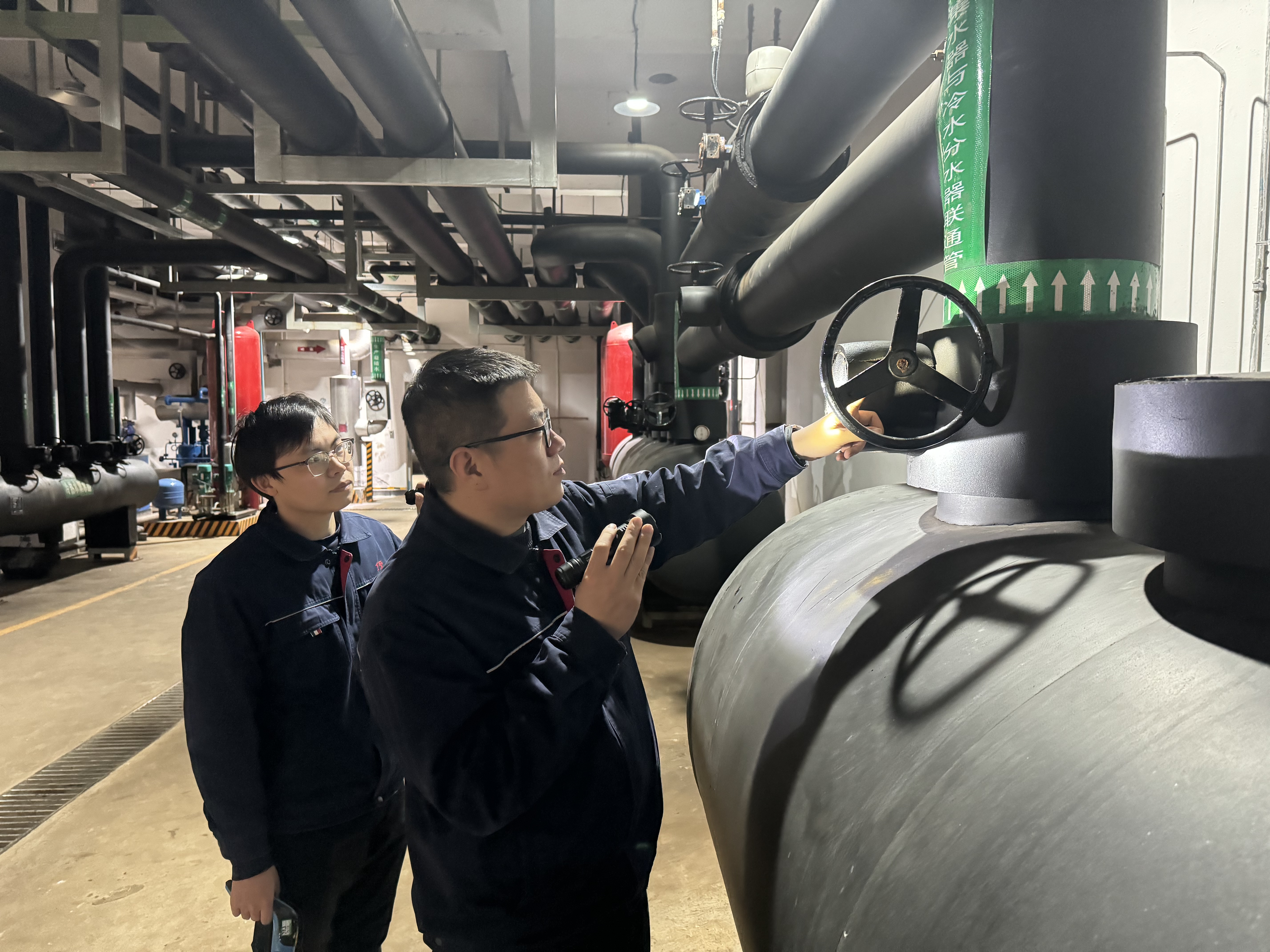 圖為該車間組織人員在對管道進行專項排查